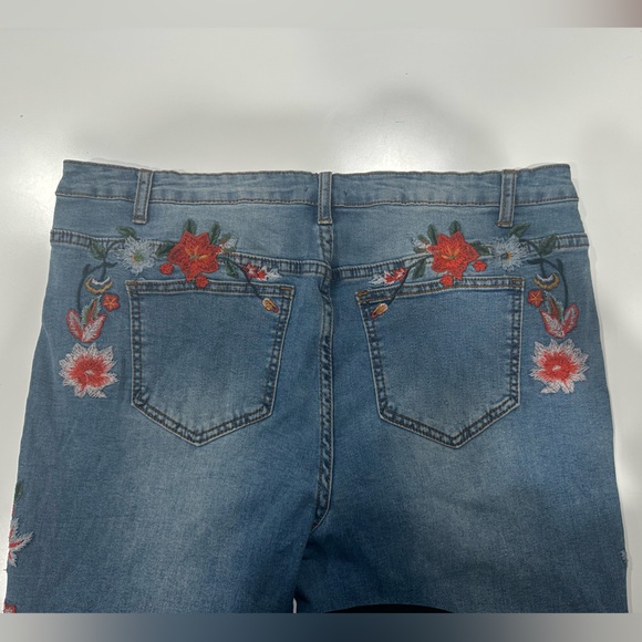 VENUS‎ Blue Jeans with Red Floral Embroidery - Picture 6 of 7